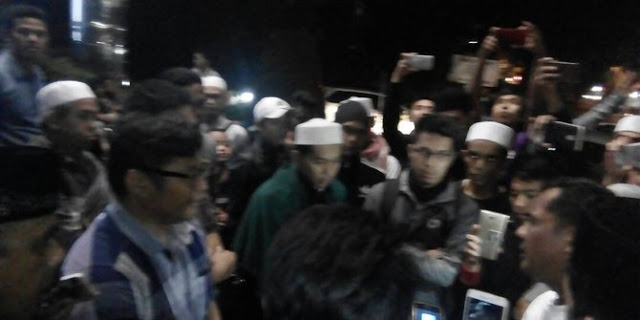 Lecehkan Habib Rizieq dengan Gambar Meme, Massa FPI datangi kantor Graha Pena Lecehkan Habib Rizieq dengan Gambar Meme, Massa FPI datangi kantor Graha Pena