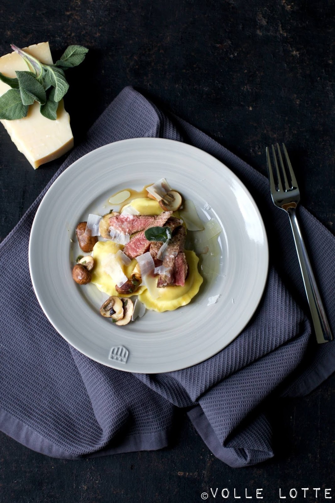 Gefüllte Pasta mit Ziegenkäse und karamellisierten Zwiebeln an ...