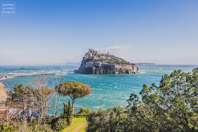 Tramontana a Ischia, mareggiata Ischia Ponte, Vento forte a Ischia, Castello Aragonese Ischia, Piazzale Ischia Ponte Allagato, acqua alta a Ischia, piazzale delle alghe allagato,