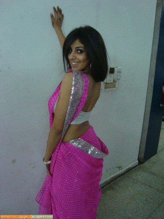 Sexy Desi Indian Girls Showing Cleawage I