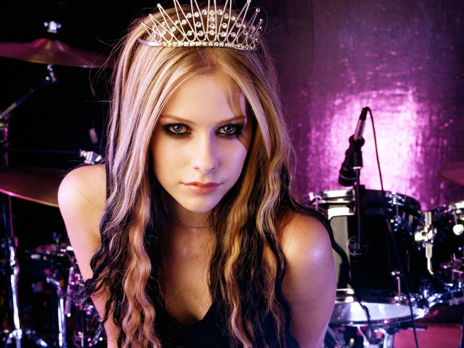 NEW! Avril Lavigne's "Rock N Roll" track