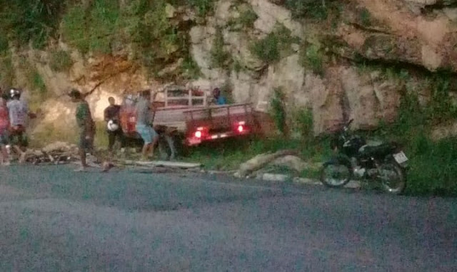 Carro invade contramão, provoca acidente e motorista foge na saída de Jacobina