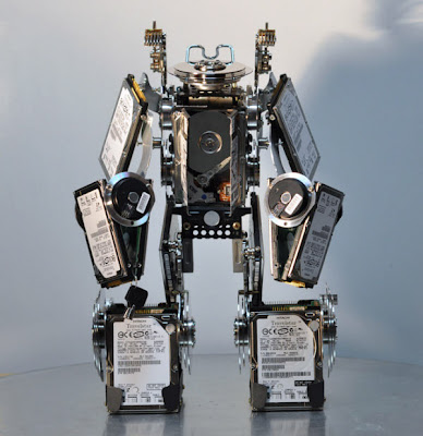 Robot hecho con discos duros reciclados