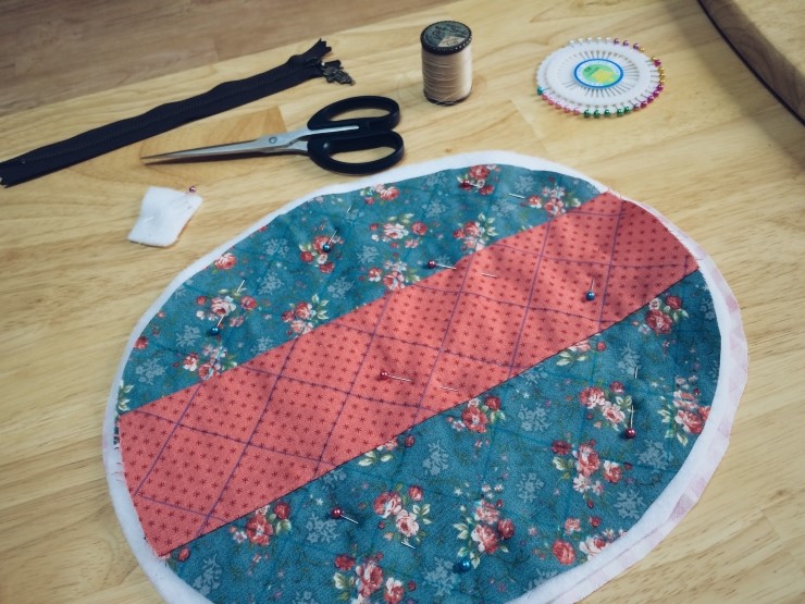 Quilted Zippered Cosmetic Bag Tutorial. DIY Tutorial Ideas!