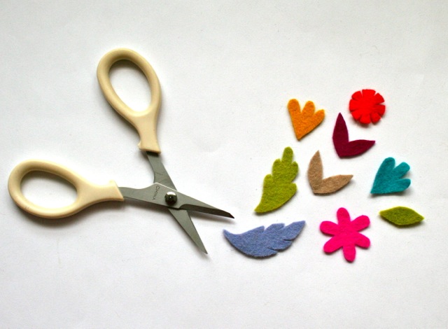 mmmcrafts: hey, Larissa, what do you use to cut felt (and fabric)?