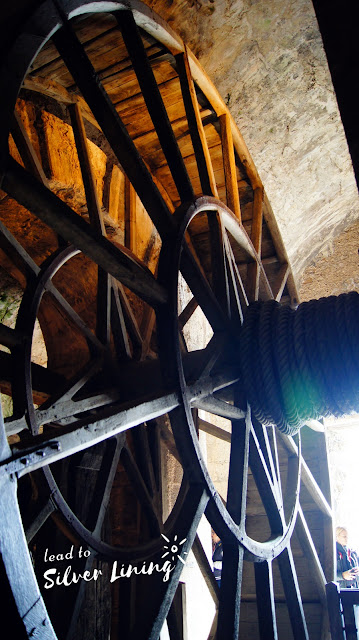建於1820年的巨大轉輪，巨輪仿中古世紀工地建造專用的動力輪，  在修道院被充作監獄期間，專門用來運送囚犯的食物