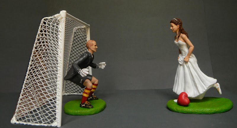 statuine sposi torta nozze a tema calcio sposini personalizzati orme magiche