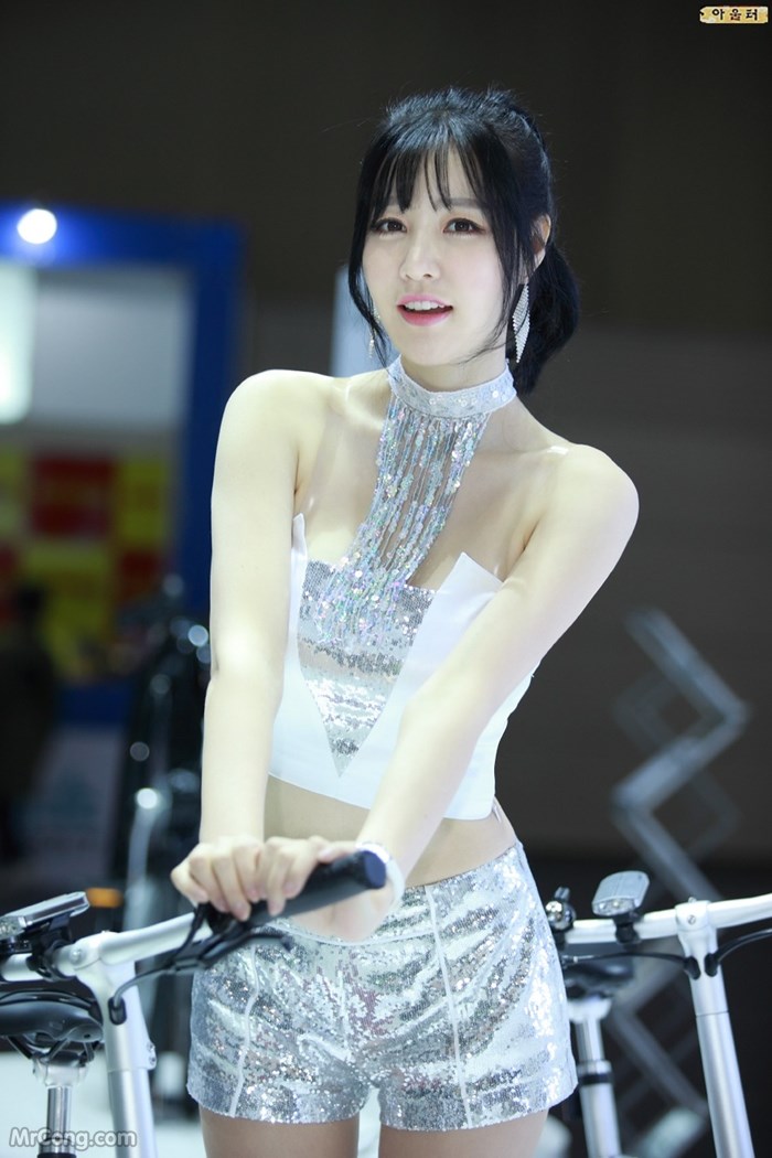 Beautiful Hong Ji Yeon at the 2017 Seoul Motor Show (146 pictures) photo 1-10