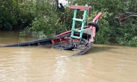 Kapal nelayan di Batubara yang dibakar otk. Kapal nelayan di Batubara yang dibakar otk.