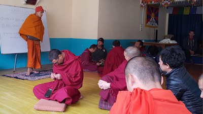 Los voluntarios y voluntarias dan clase de conversación a los refugiados tibetanos