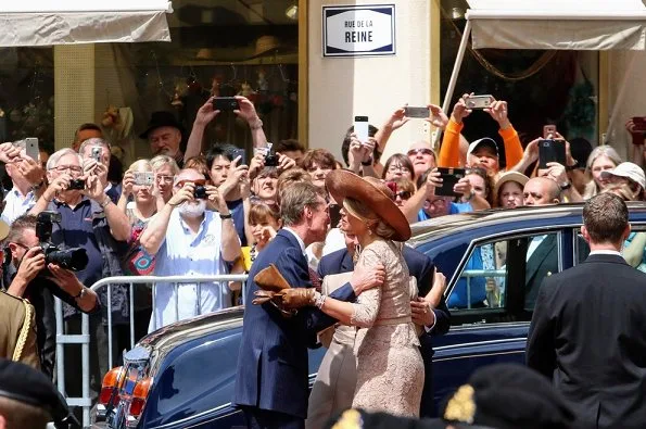 King Willem-Alexander and Queen Máxima, accompanied by Grand Duke Henri and Grand Duchess Maria Teresa. Valentino lace dress, diamond earrings