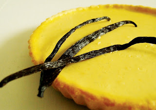 Hoch auflösendes Foto des Zitronenkuchens mit einer Vanilleschote