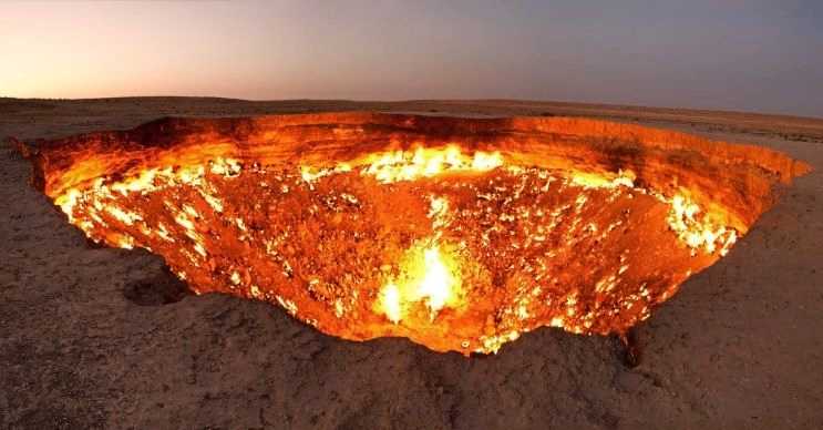 Darvaza gaz krateri 50 yıl önce keşfedilmişti, o gün bugündür hala yanıyor.