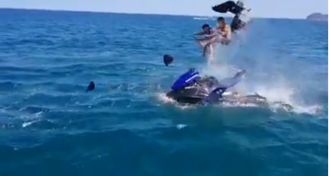 Moto acuática explota con un niño y un adulto a bordo