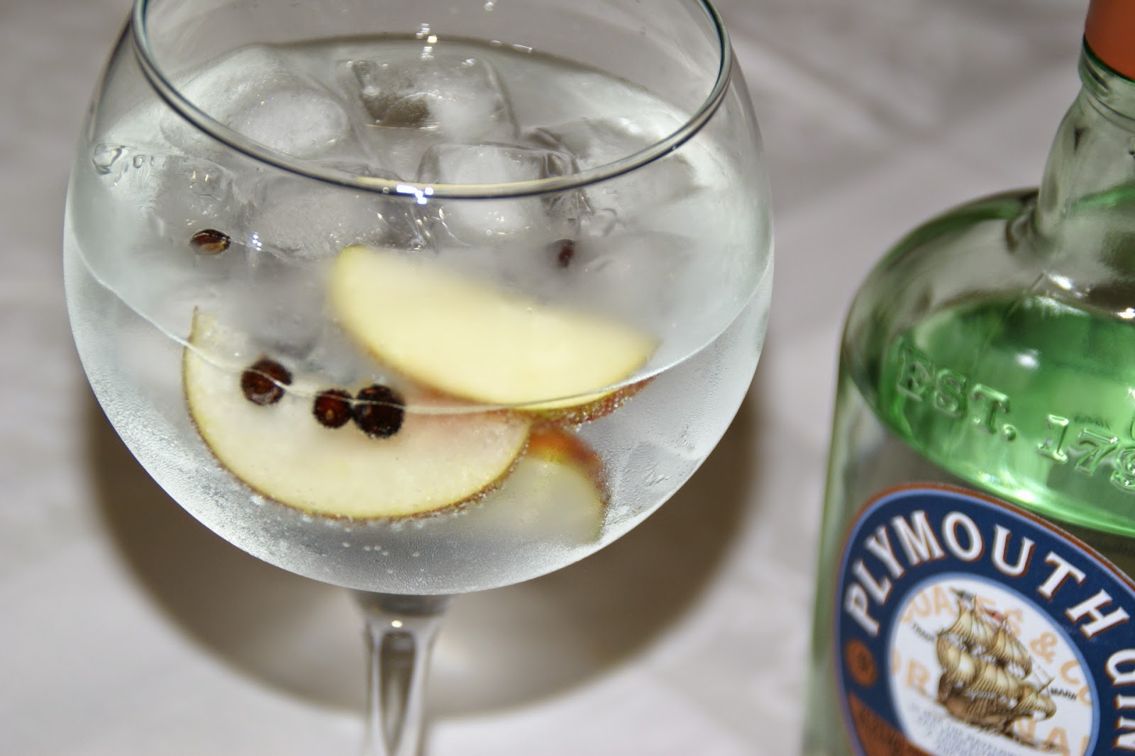 Destemperos Plymouth Gin Tónico com Zimbro e Maçã