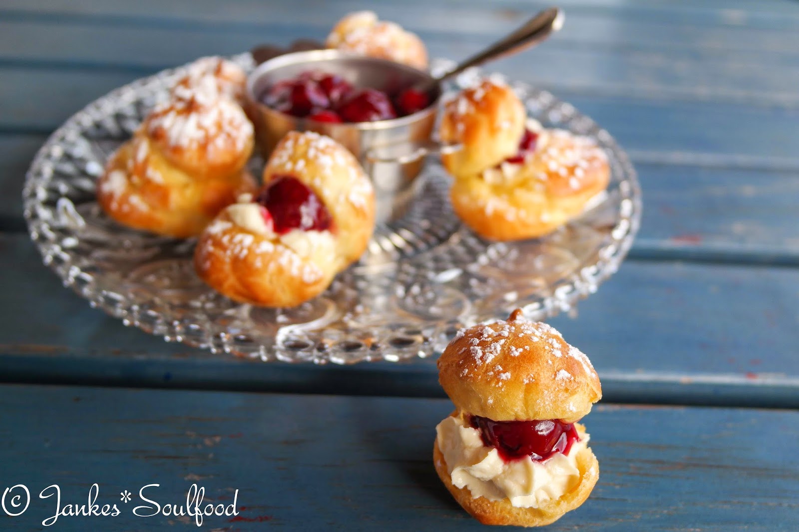 Windbeutel mit Baileys-Creme & Kirschen