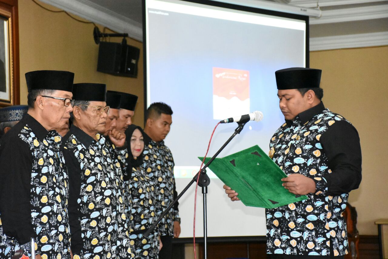 Walikota Tanjungbalai H M Syahrial saat membacakan SK Pembentukan FPK Kota Tanjungbalai periode 2018 - 2023 di Aula I Kantor Walikota Tanjungbalai, Kamis (30/8). Walikota Tanjungbalai H M Syahrial saat membacakan SK Pembentukan FPK Kota Tanjungbalai periode 2018 - 2023 di Aula I Kantor Walikota Tanjungbalai, Kamis (30/8).