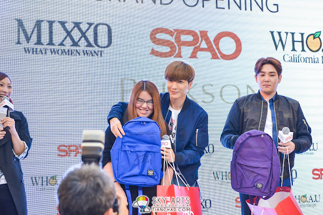 The first lucky winner receiving autographed SPAO bag from LeeTeuk and KangIn