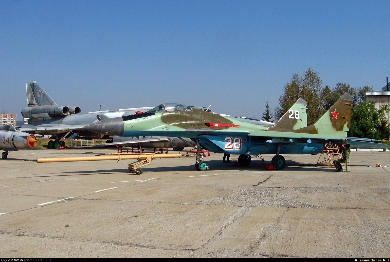 MIG-29+9-12+28+CAMO+IRKUTSK+05-09-2007.jpg