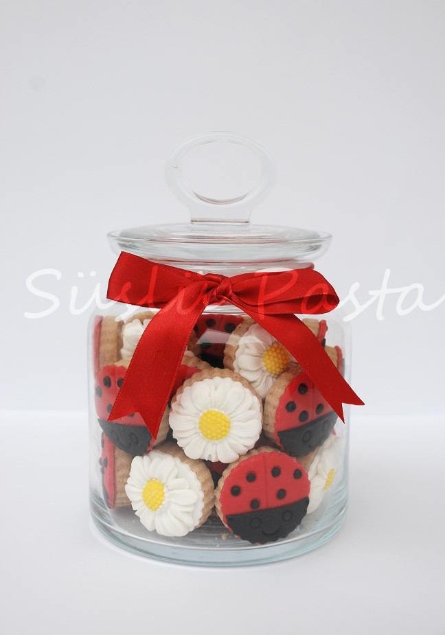 Süslü Pasta Kavanozda Kurabiyeler Bahar