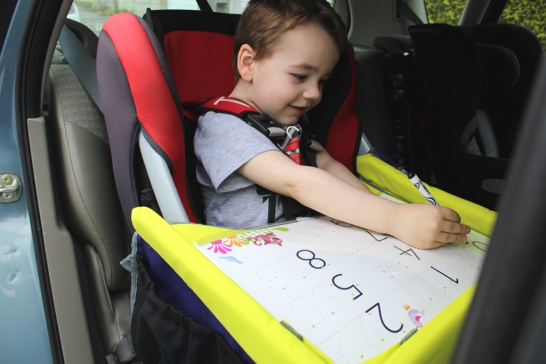Occuper son enfant en voiture avec la tablette de voyage Auto Pratic