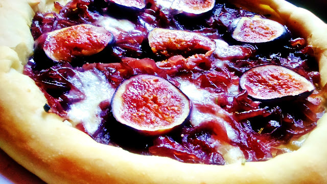 Pizza z karmelizowaną czerwoną cebulą i figami