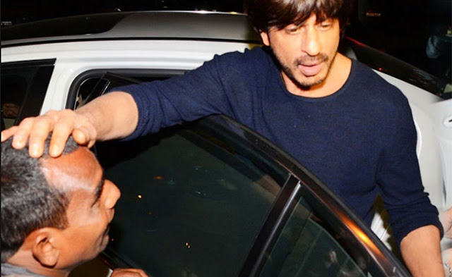 shah-rukhs-kind-gesture-towards-a-beggar-on-the-street shah-rukhs-kind-gesture-towards-a-beggar-on-the-street