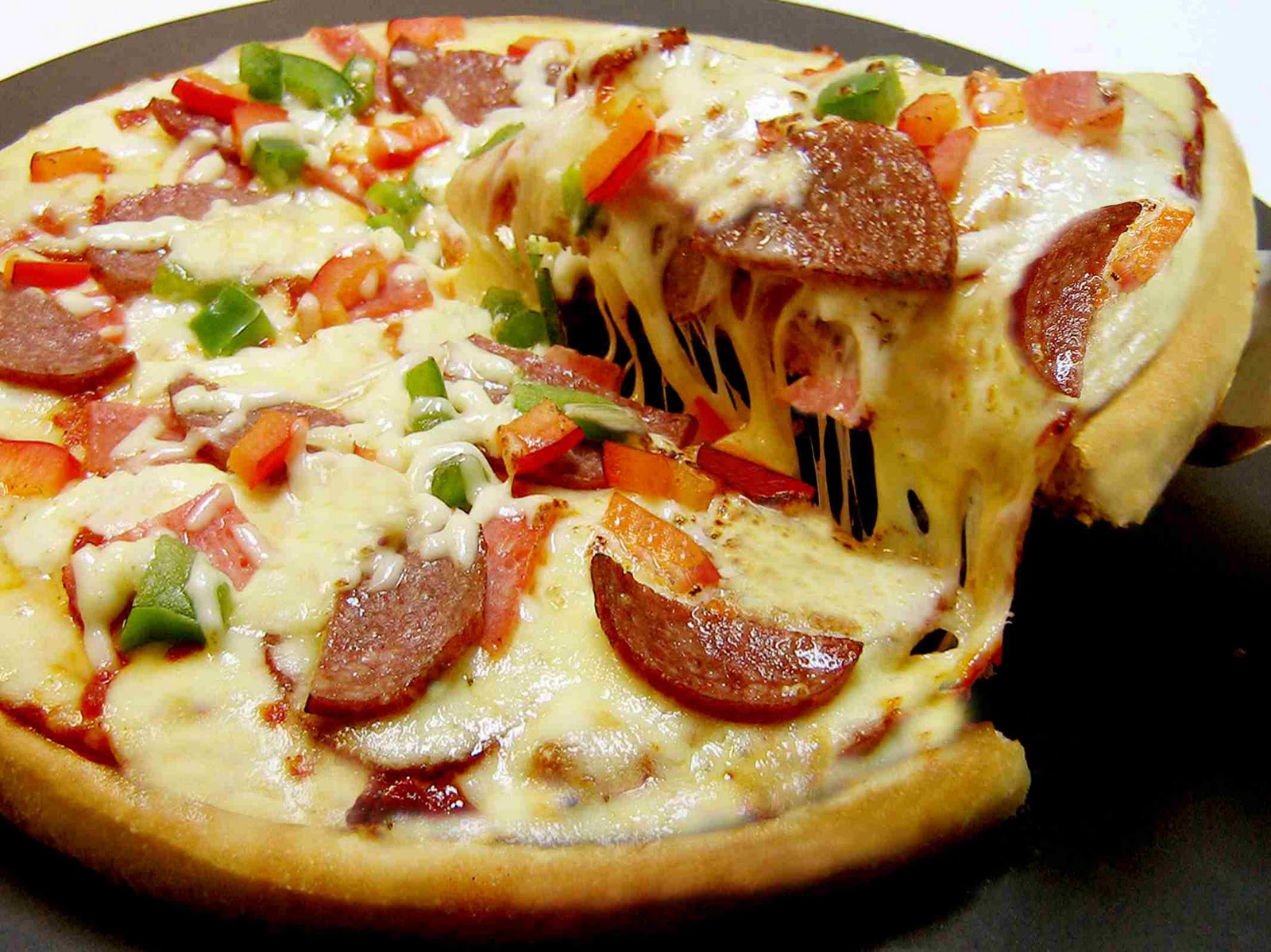 приготовление пиццы с колбасой сыром в духовке домашних условиях фото 115