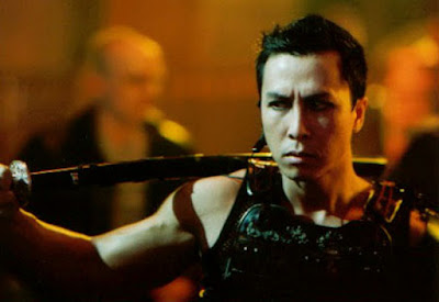 Biografi Donnie Yen Lengkap Bahasa Indonesia Biografi Donnie Yen Lengkap Bahasa Indonesia Donnie YenDonnie Yen bernama lengkap Donnie Yen Ji Dan, ia dilahirkan pada tanggal 27 Juli 1963. Donnie Yen merupakan seorang aktor laga dari Hong Kong, Ahli bela diri, koreografer, Sutradara, Produser film dan Juara Turnamen Wushu. Ia sering bermain dengan aktor-aktor ternama dari asia seperti Jackie Chan, Jet Lee, serta Aktris Michele Yeoh. Donnie Yen banyak dikenal orang sebagai tokoh yang mempopulerkan seni beladiri wing Chun yang dikembangkan oleh Ip Man atau Ip Kai Man yang juga merupakan guru beladiri Bruce Lee. Donnie Yen sukses dikenal sukses berperan sebagai Ip Man seorang master beladiri Wing Chun di film Ip Man tahun 2008 yang kemudian sukses menembus jajaran Box Office. Dampak dari film tersebut mengakibatkan banyaknya orang yang ingin mendalami beladiri wing chun yang dikembangkan oleh Ip Man. Putra Ip Man yaitu Ip Chun bahkan berterima kasih kepada Donnie Yen yang telah memperkenalkan seni beladiri keluarganya dan membuat keluarganya dikenal orang. Donnie Yen merupakan salah satu aktor laga termahal di asia. Donnie Yen dilahirkan di Taishan, Guangdong, Cina. Ibunya bernama Bow sim Mark yang juga seorang master seni bela diri wanita, kemudian ayahnya bernama Klyster