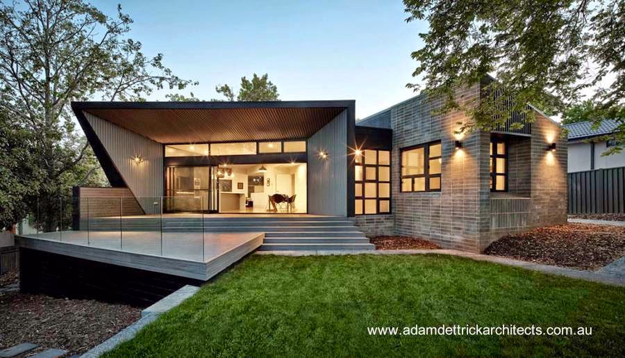 Atrás es más evidente la expansión provocada por el diseño angular Contrafrente de residencia contemporánea australiana