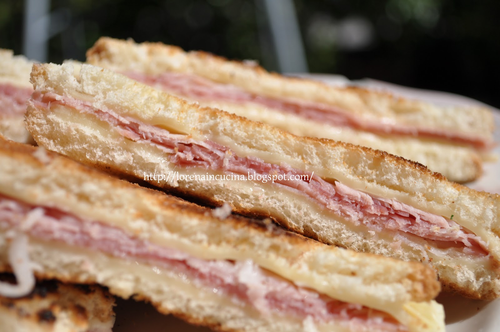 Toast con prosciutto e formaggio /Toast cu sunca si cascaval