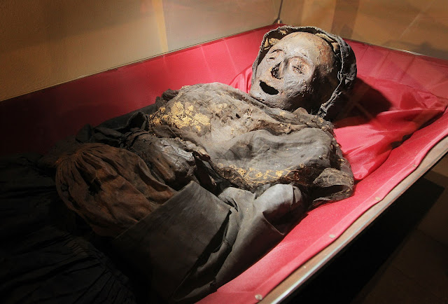 Les momies des catacombes de Klatovy Catacombes%2Bde%2BKlatovy.JPG11