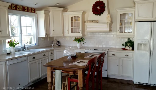 White Country Cottage Kitchen Decor