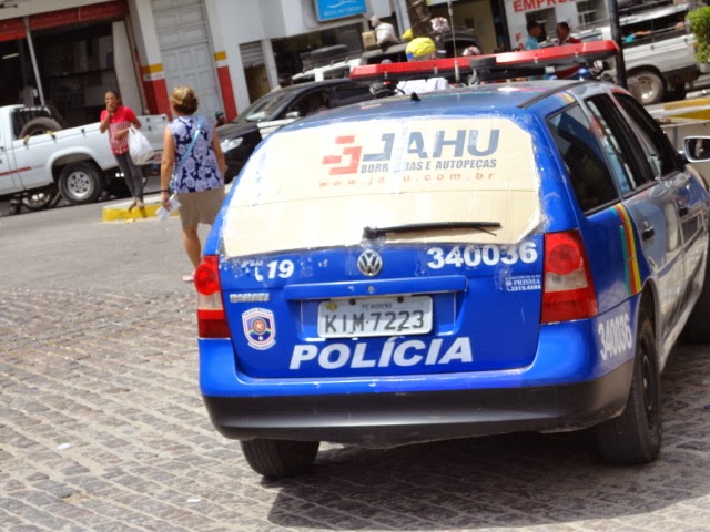 FLAGRANTE: VIATURA DA POLICIA EM BOM CONSELHO USA PAPELÃO NO LUGAR DE PARA-BRISA