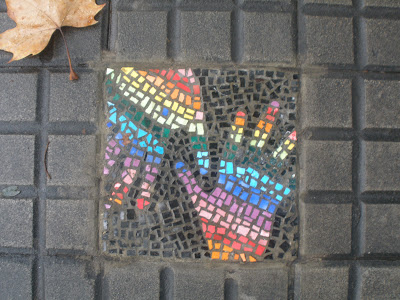 TALLER DE MONTEVIDEO: Baldosas de mosaico en la vereda del Taller de