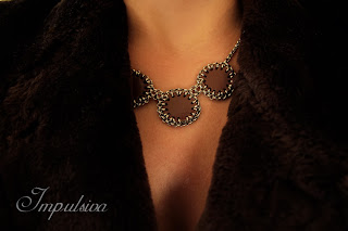 Silver necklace with leather circles for women, impulsiva metal collection