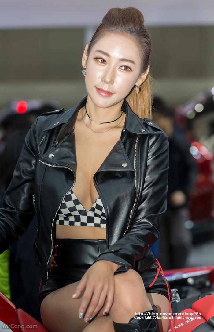 Kim Tae Hee&#39;s beauty at the Seoul Motor Show 2017 (230 photos) photo 9-18