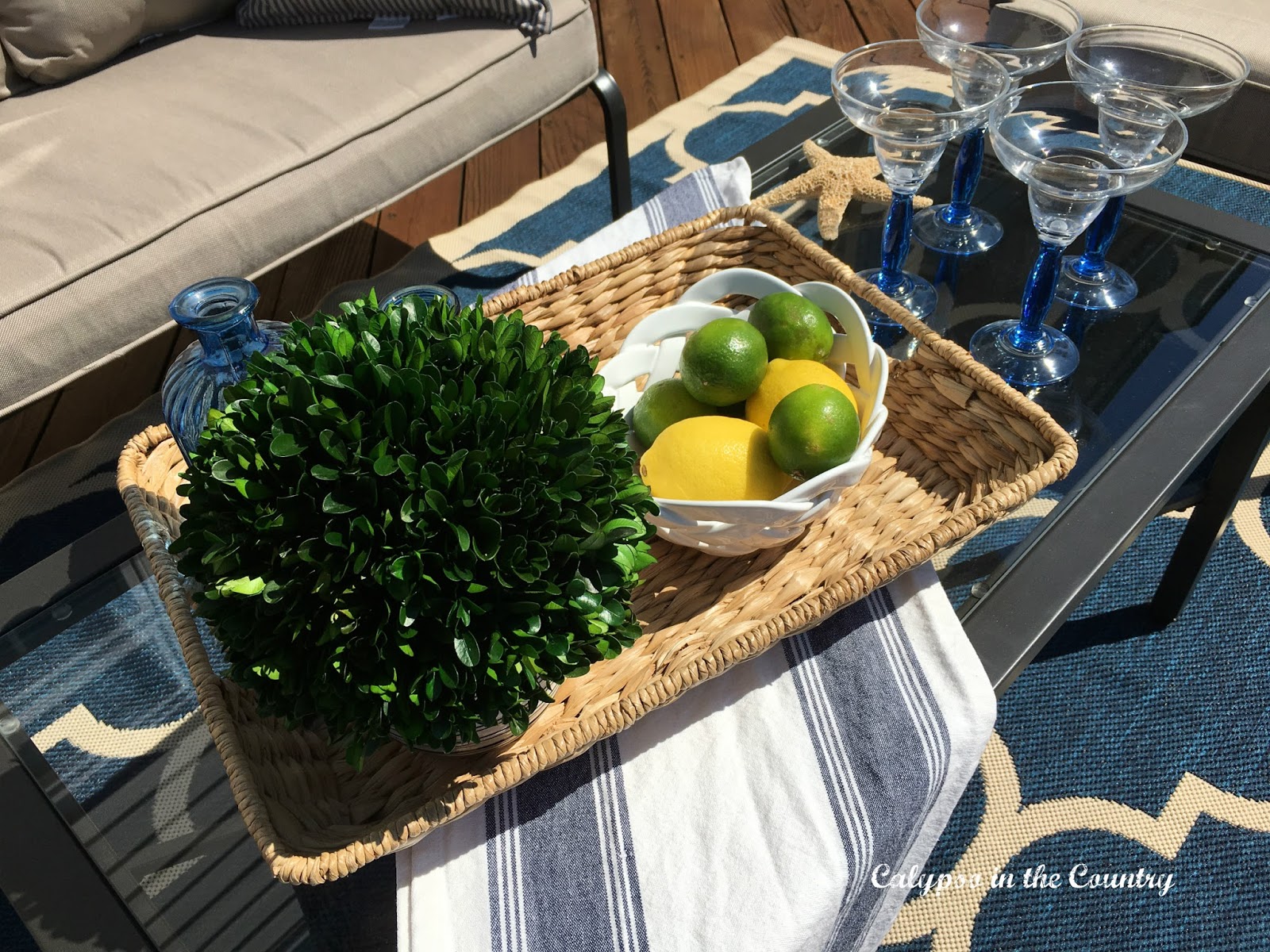 Outdoor tray for entertaining Outdoor tray for entertaining