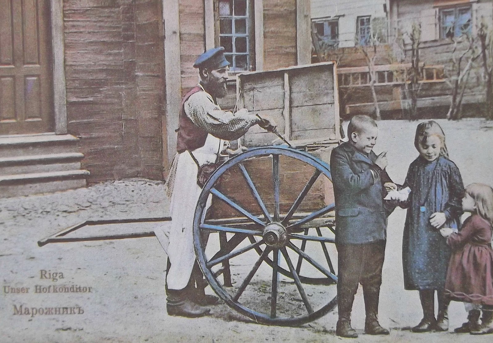 Lewis hine. наводнение москвы апрель 1908 года. вологодская губерния дом крестьянина. фотоателье 19 века в россии. цирюльник 19 век.