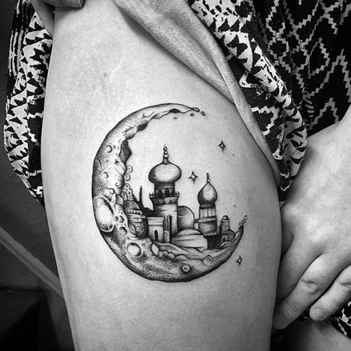 Este preto e cinza tatuagem usa uma lua crescente para enquadrar o horizonte do Taj Mahal, enquanto a imagem é embelezado com algumas estrelas cintilantes.