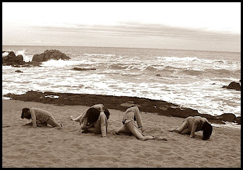 Cuerpo de Mujer flotando en sepia