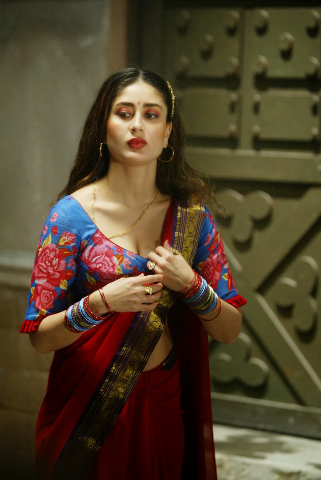 High Quality Bollywood Celebrity Pictures: Kareena Kapoor Super Sexy