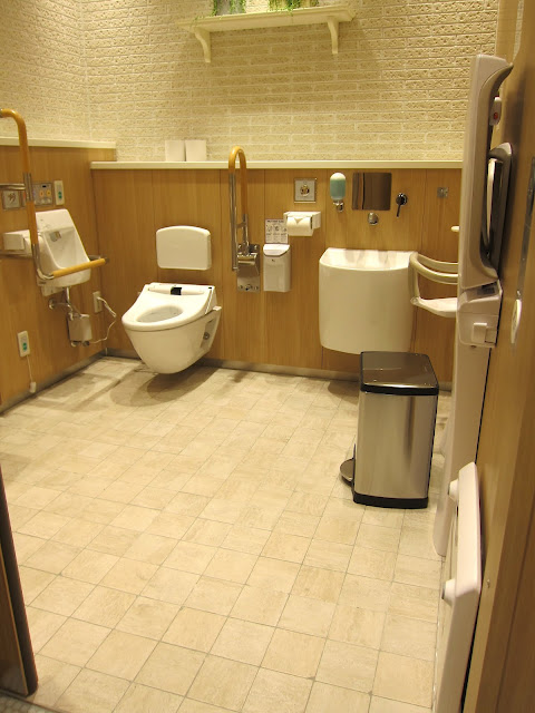 Hello Talalay: Japanese Bathrooms, State Of The (F)art.