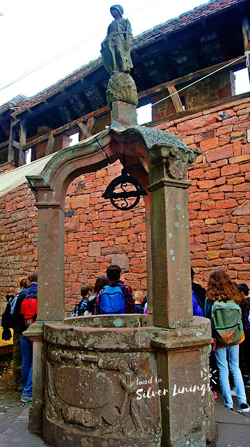 中間是一座保存保存於埃基斯亥城的15世紀噴泉之複製品