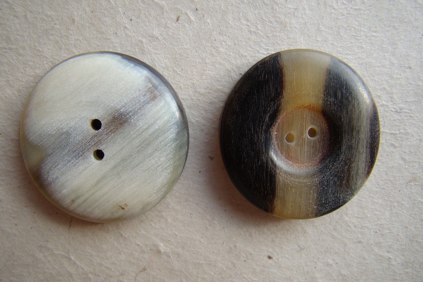 Lot De 6 Boutons Anciens En Corne Véritable - 4 Boutons 28 Mm Et 2 Boutons 24 Mm