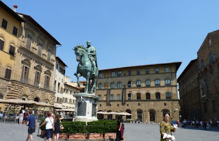 A la izquierda el Palacio Uguccioni, en el centro la estatua de Cosme I y detrás el Tribunal de las Maercancías. A la izquierda el Palacio Uguccioni, en el centro la estatua de Cosme I y detrás el Tribunal de las Maercancías.