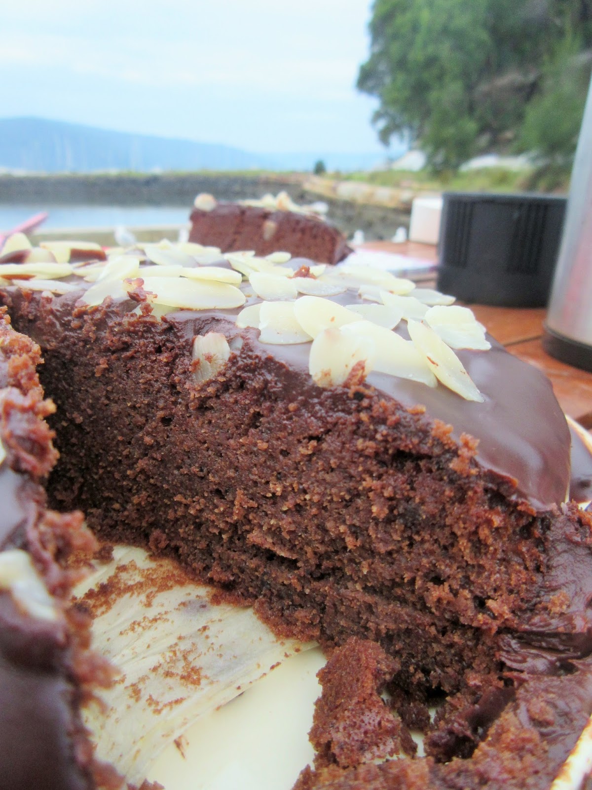 Really Moist Flourless Chocolate Cake with Chocolate Ganache Recipe ...