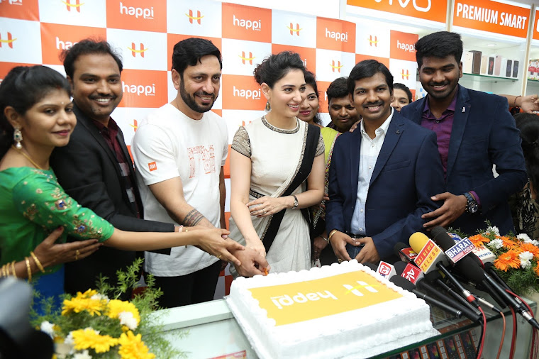 Tamannaah Bhatia launch Happi Mobiles store