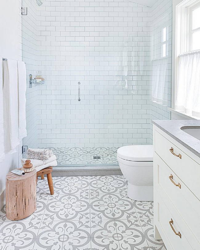 Desenli Banyo Fayans Döşemesi Modelleri beyaz banyo zemin fayansları