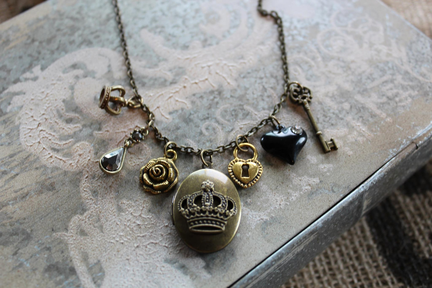 Happiness Is Handmade On Vintage Style - Free Template PPT Premium